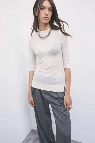 T-shirt in maglia leggera a collo alto