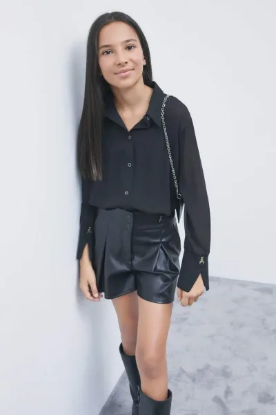 Shorts in tessuto spalmato con pinces